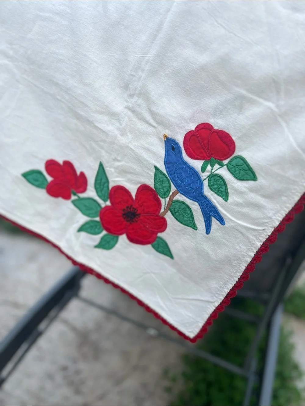 Vintage 1950s Embroidered Bluebird Red Poppy 36” Tablecloth